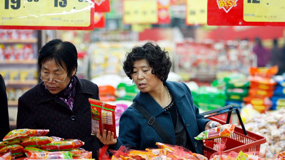 Ein Mann und eine Frau begutachten Esswaren beim Einkaufen.
