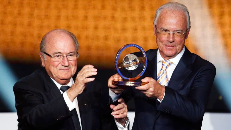 Franz Beckenbauer erhält von Sepp Blatter einen Preis