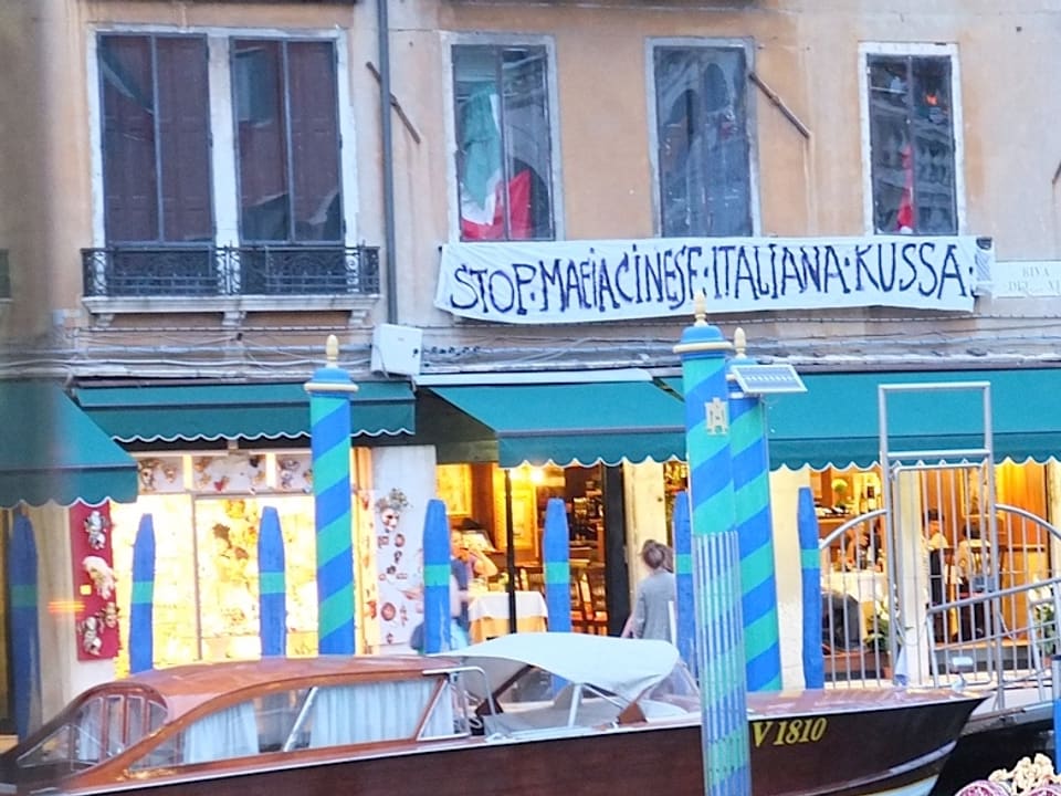 Reaktion der lokalen Bevölkerung auf den Einfluss der Souvenirmafia in Venedig.