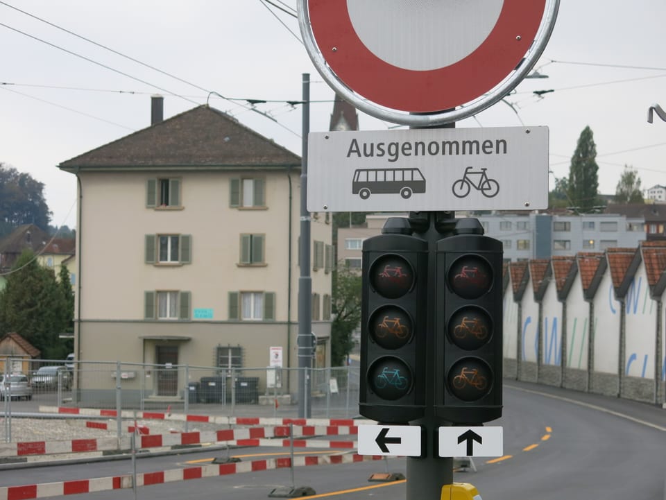 Ein Schild erlaubt nur die zufahr für Busse und Autos.