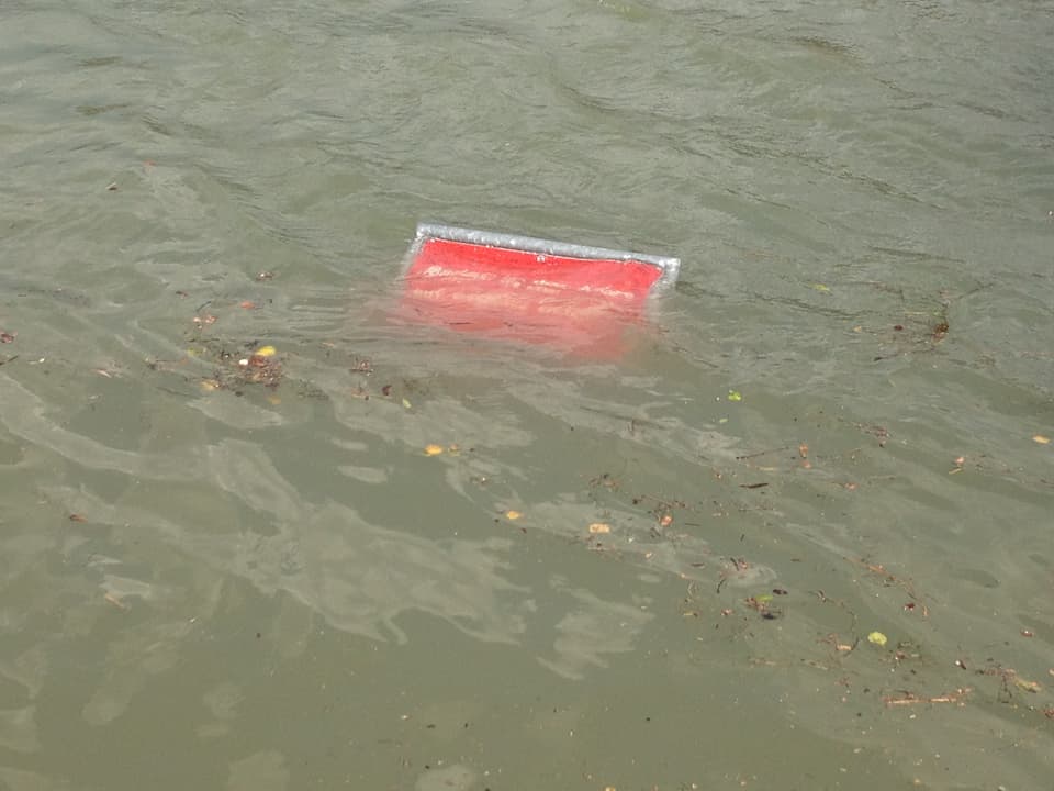 Schild im Wasser