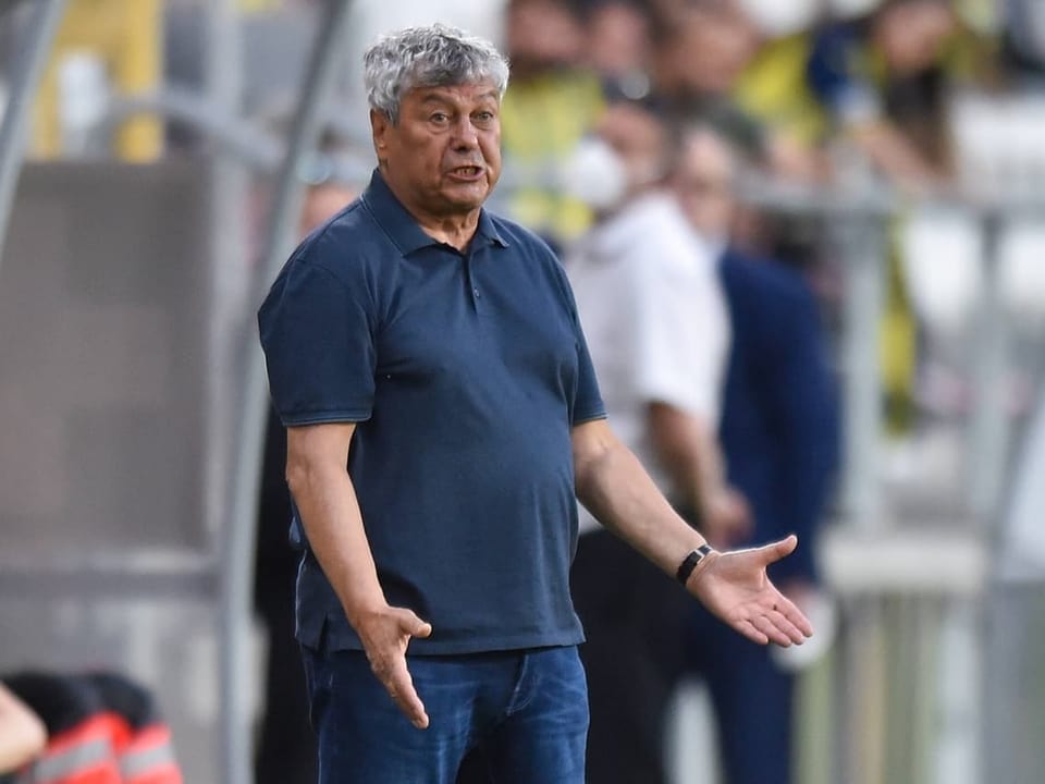 Fussballtrainer Mircea Lucescu von Dynamo Kiew gestikuliert an der Seitenlinie.