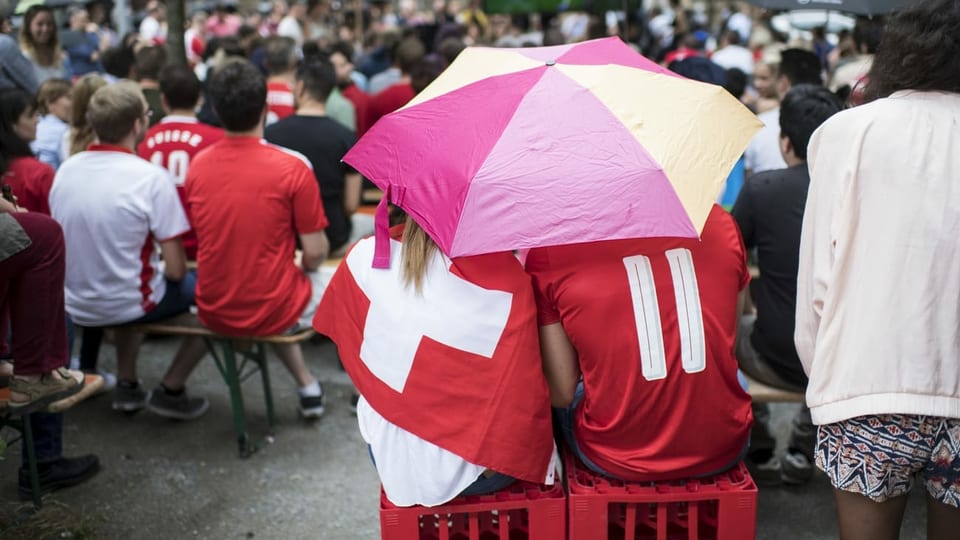 Zwei Fussball-Fans unter dem Regenschirm (Symbolbild)