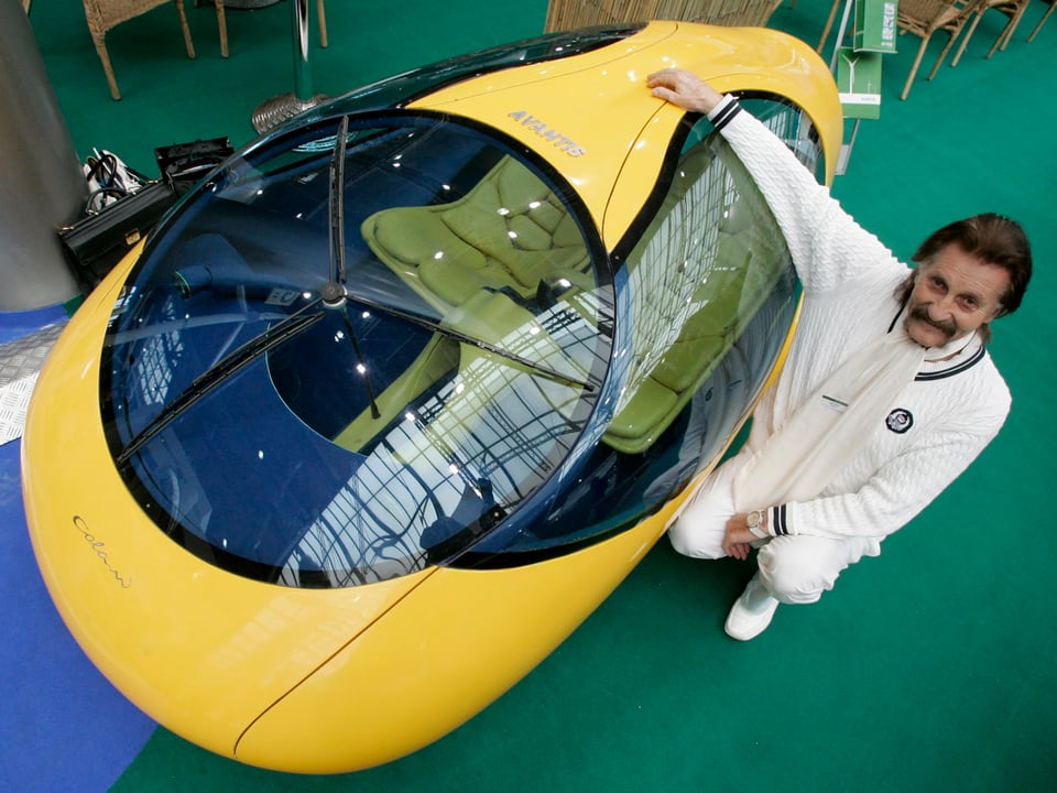 Luigi Colani neben einem Protototypen eines Elektroautos, 2009. 