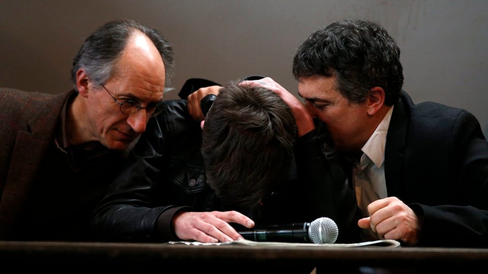 Gérard Biard (links) und Journalist Patrick Pelloux (rechts) trösten an der Pressekonferenz den Karikaturisten Luz.