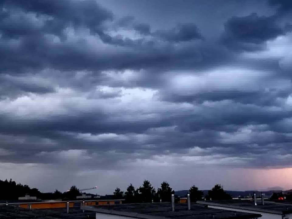 Dunkle Wolken über Stadt