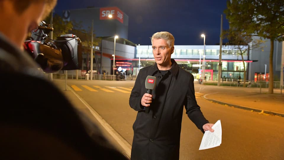 Sandro Brotz hiess die Zuschauerinnen und Zuschauer live zur vierten TV-Sendung von «Hallo SRF!» willkommen.