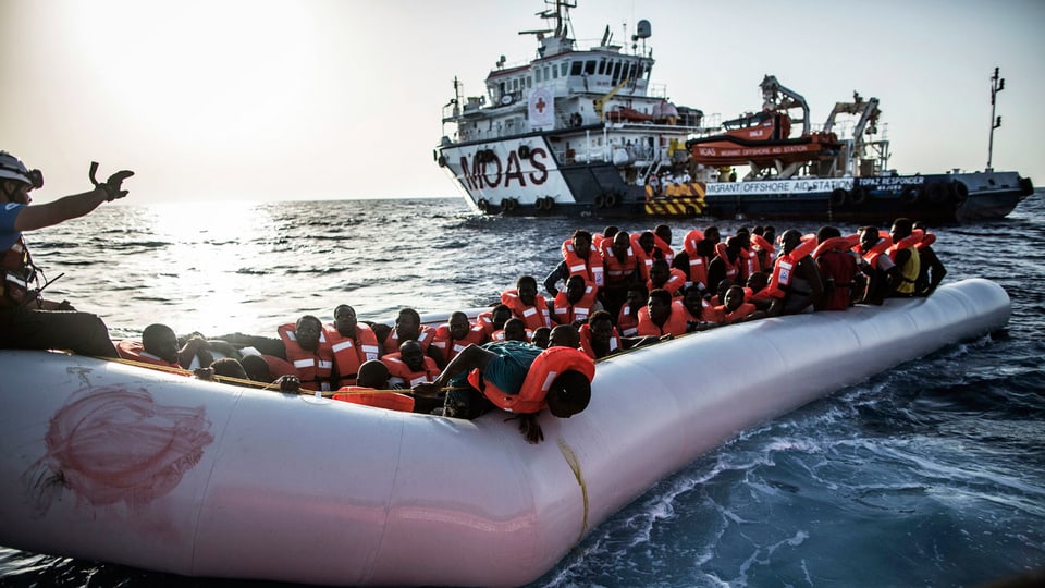 Flüchtlinge in Schwimmwesten in einem Boot