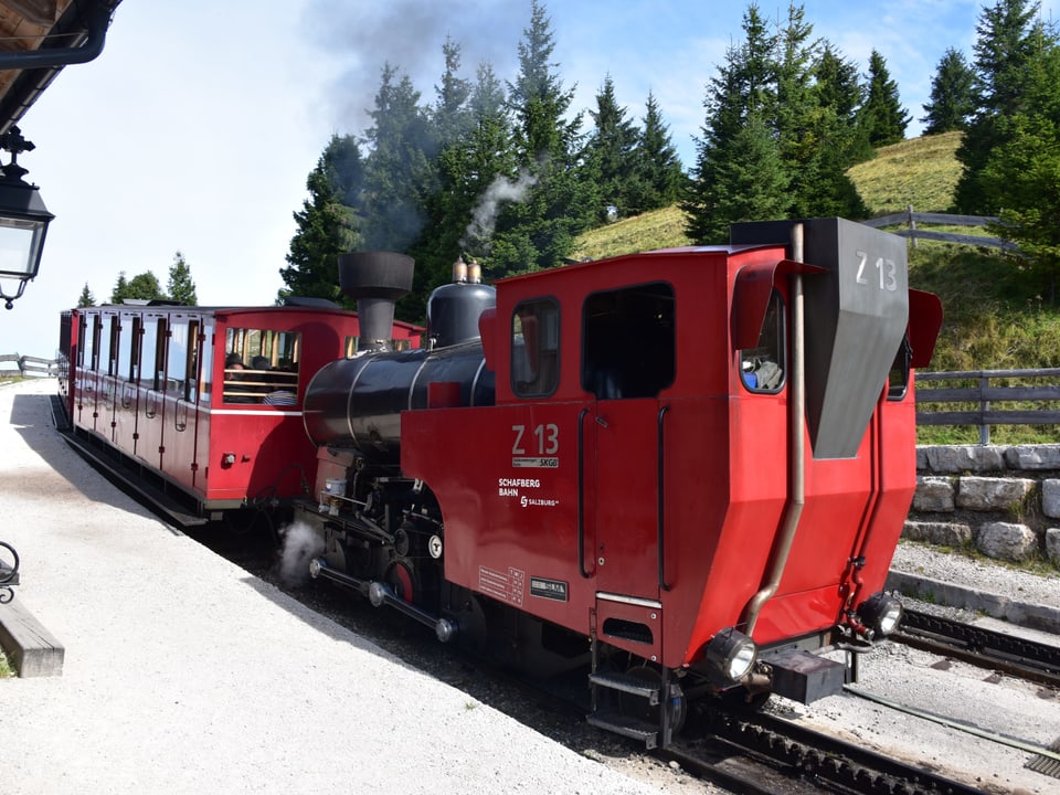 Die Lokomotive der Schafbergbahn, einer Zahnradbahn in Österreich, steht im Bahnhof.