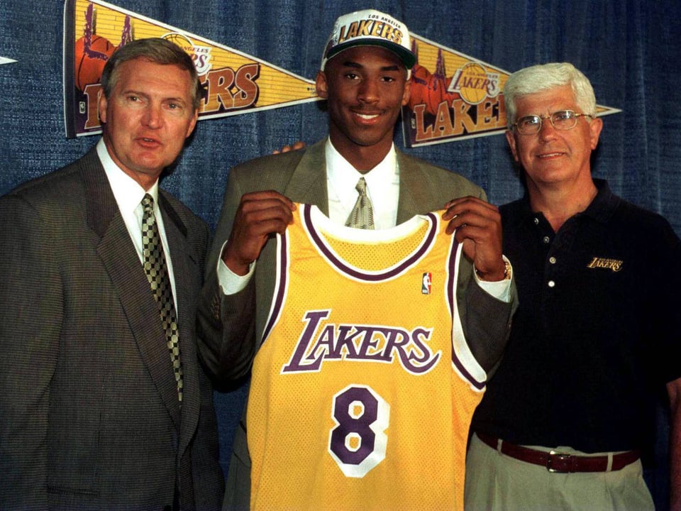 Kobe Bryant hält im Juli 1996 sein Shirt der L.A. Lakers mit der Nummer 8 in die Kamera.