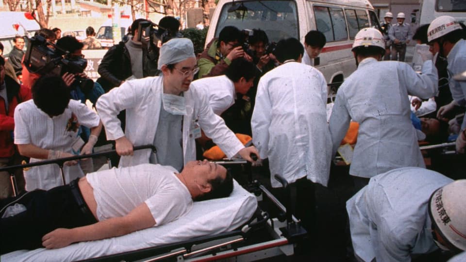 Ein Krankenauto. Ein Mensch liegt auf einer Liege. Ein Bild eines Sarin-Gas Angriffs.