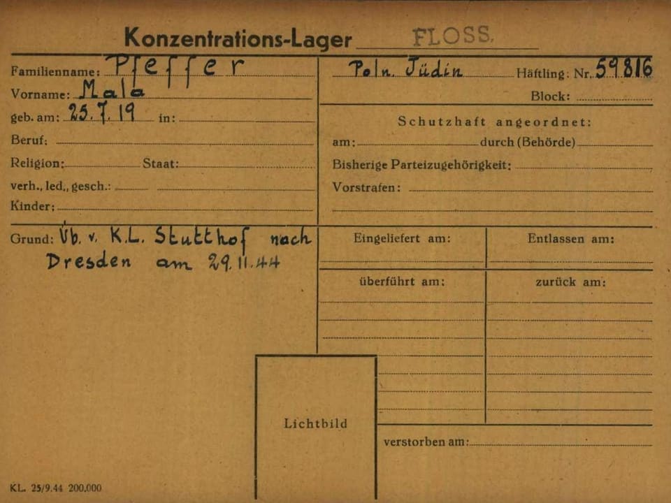 Eine alte Akte aus dem KZ Flossenbürg auf vergilbtem Papier. 