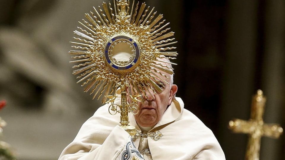 Papst Franziskus mit einem goldenen Kelch.
