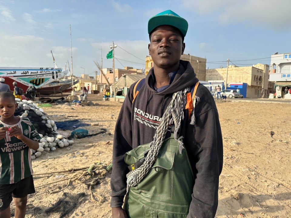 Nahaufnahme von Mohammed Cisse, in Fischerskluft gekleidet am Strand