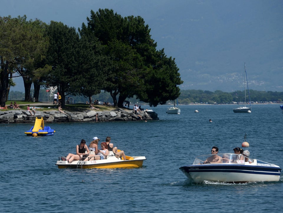 Ein Boot und ein Pedalo auf dem Lago Maggiore