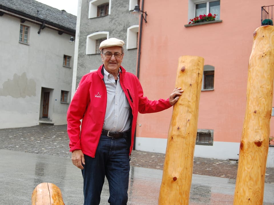 Autor Klaus Arnold auf der Bühne auf dem Dorfplatz von Simplon Dorf. 