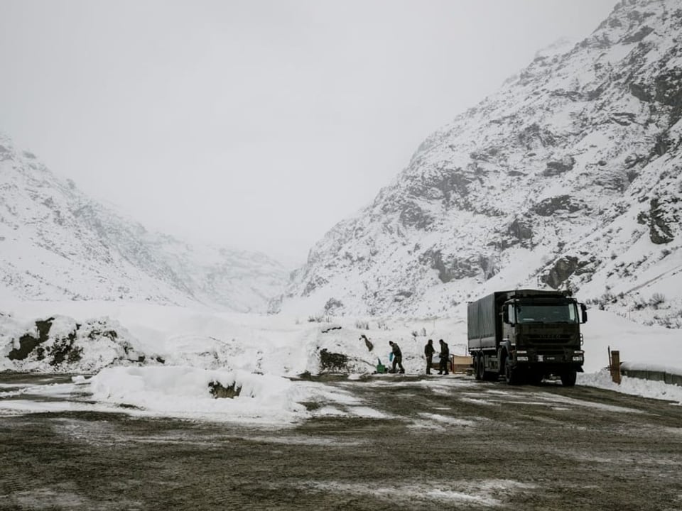 Lastwagen steht in den Bergen. Schnee.