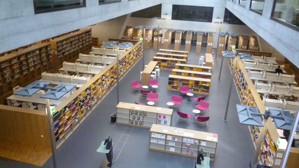 Das Herzstück des neuen Berner Hochschulzentrums vonRoll: Die grosse, von überall her einsehbare Bibliothek.