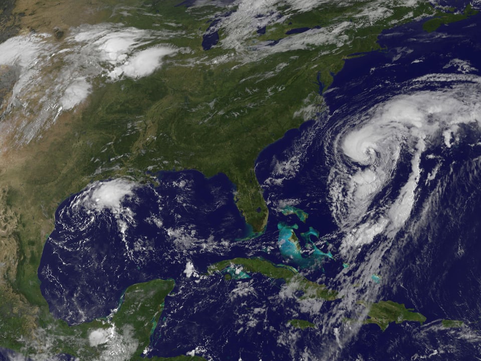 Satellitenbild von Nordamerika. Der US-Ostküste vorgelagert der Hurrikan der Kategorie 1.