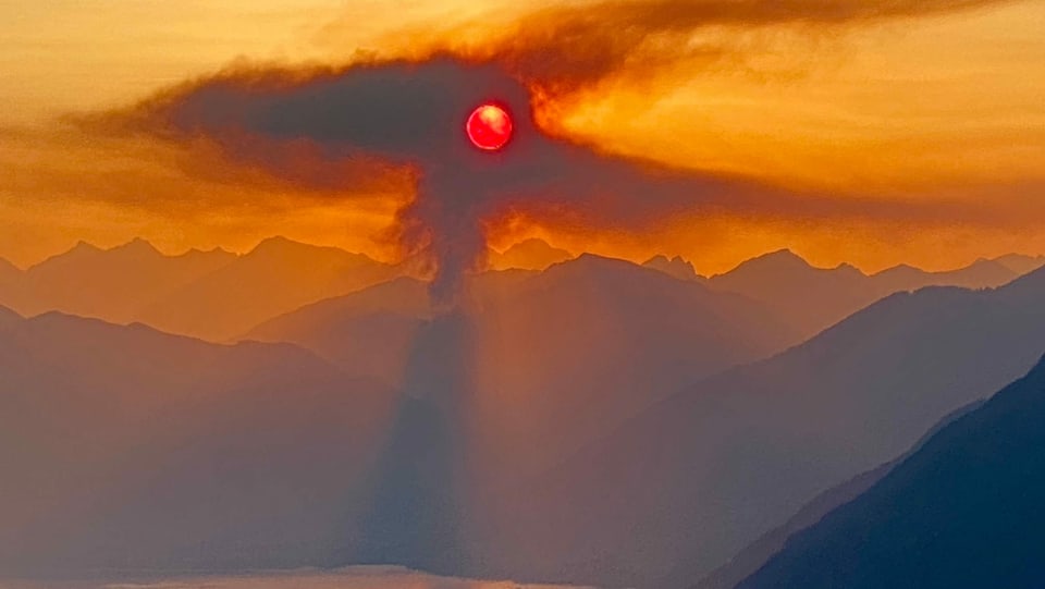 Waldbrand im Tessin Aufsteigende Rauchwolke im Tessin.