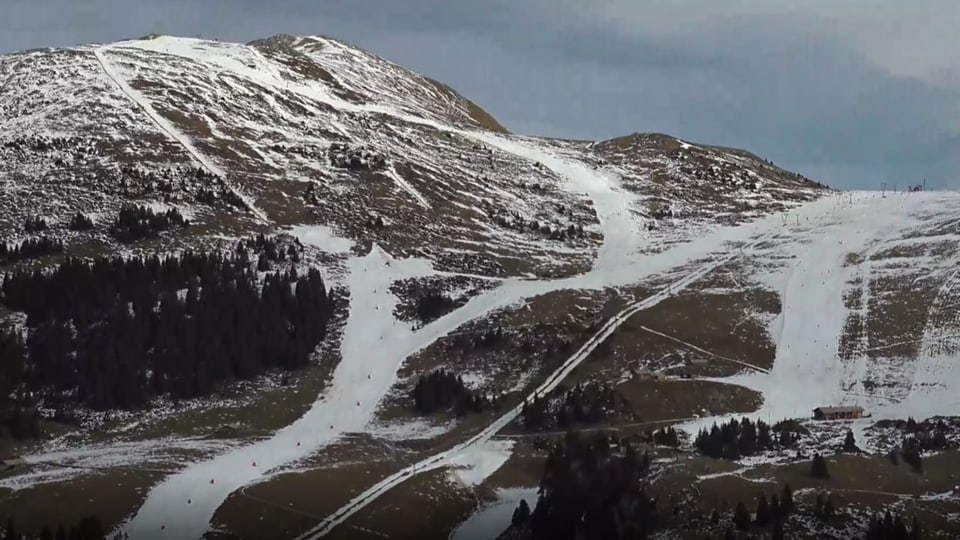 Auf dem Elsigen in Adelboden ist Skifahren nur auf den Kunstschneebändern möglich.