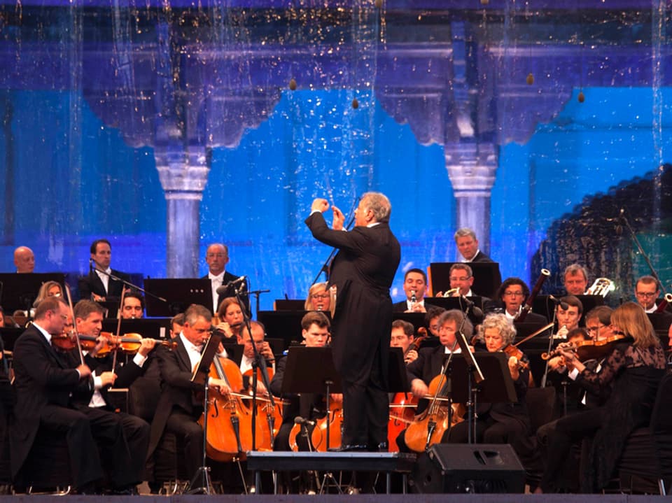 Dirigent Zubin Mehta vor den Orchestermusikern.