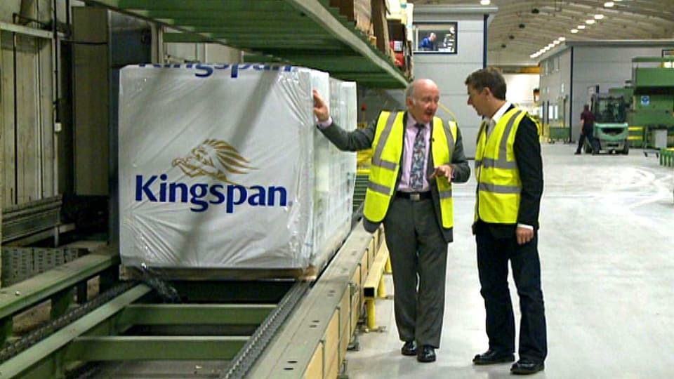 Tom McGuiness, CEO der Firma Kingspan, in der Werkstrasse seines Unternehmens.