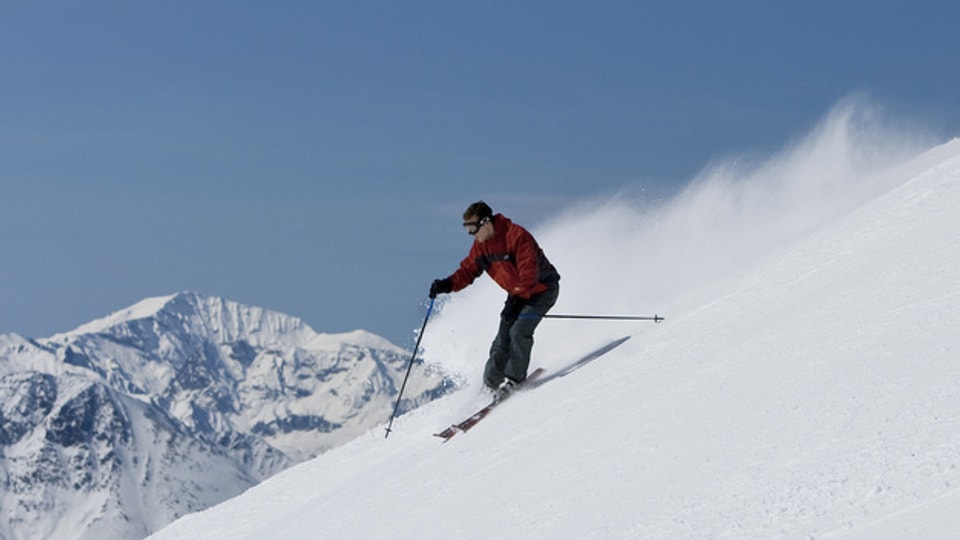 Einsamer Skifahrer auf einer Piste.