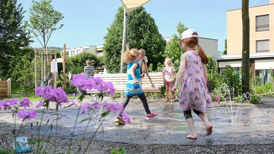 Kinder spielen in einem Park