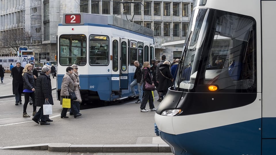 Richtig wie sich situation sie video dieser in straßenbahn verhalten Wie Verhalten