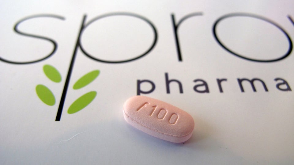 Eine rosarote Pille mit der Aufschrift F100. 