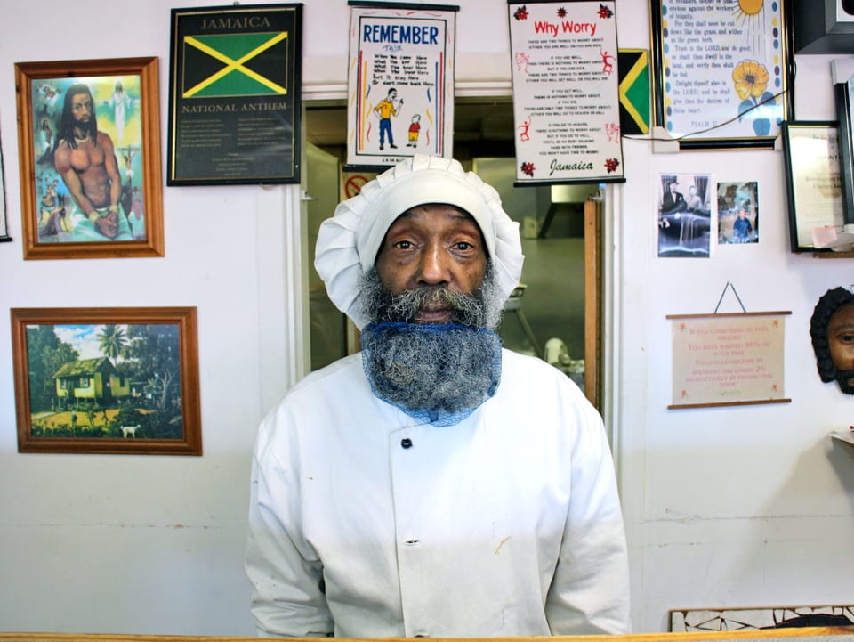 Nyah betreibt einen wichtigen Treffpunkt in Birminghams Reggae-Szene: den jamaikanischen Take-Away «The Granny’s». 