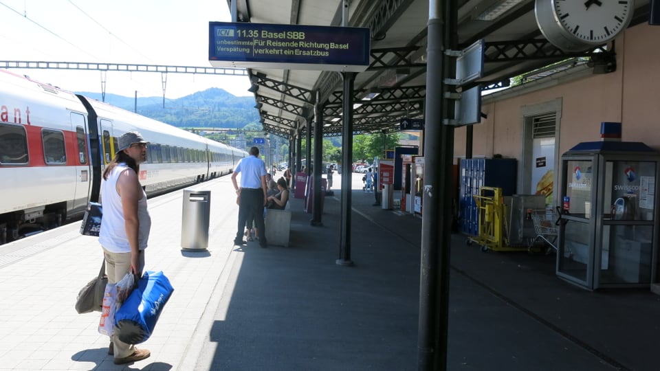 Bahnhof Laufen mit Passagieren auf dem Perron.