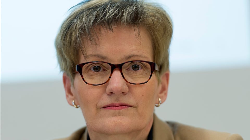 Portrait von Sabine Pegoraro. Sie blickt ernst in die Weite