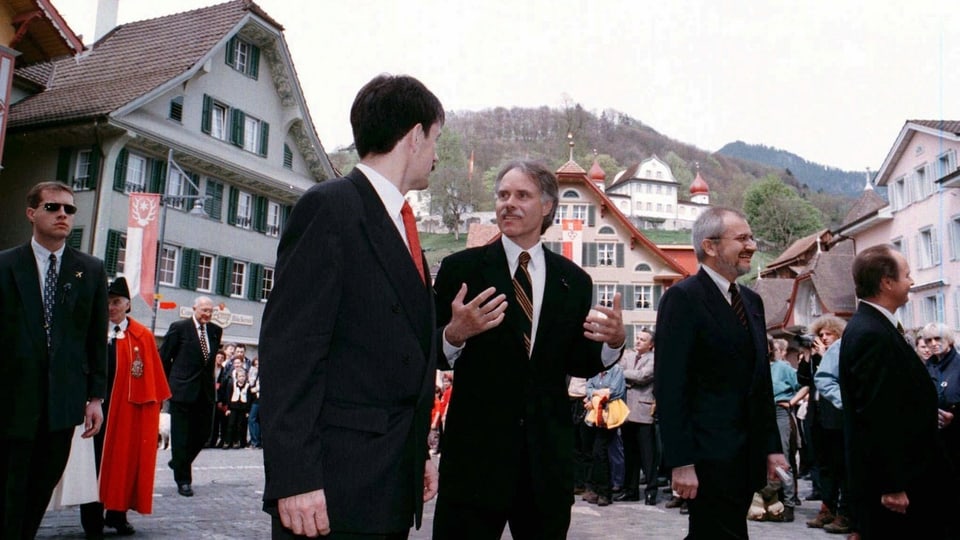 Bundesrat Moritz Leuenberger ist im April 1998 der letzte Ehrengast an der Landsgemeinde in Sarnen.
