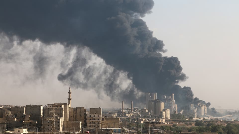 Die syrische Stadt Aleppo am 9. August 2016: Rauch über einer vom Assad-Regime besetzen Zementfabrik.