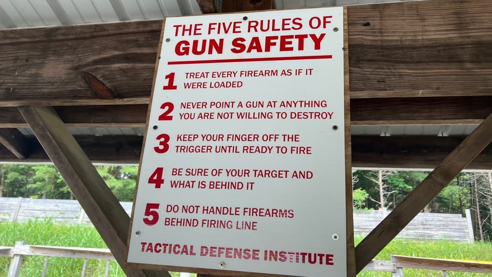 5 Sicherheitsregeln aufgelistet: Jede Waffe als geladen betrachten, den Finger ausserhalb des Abzugbügels halten etc.