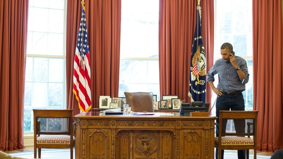 Obama am Telefon im Oval Office.