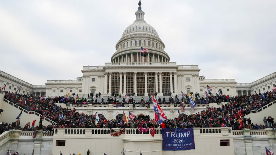 Bild des Sturms der Trump-Anhänger auf das Kapitol der Vereinigten Staaten.