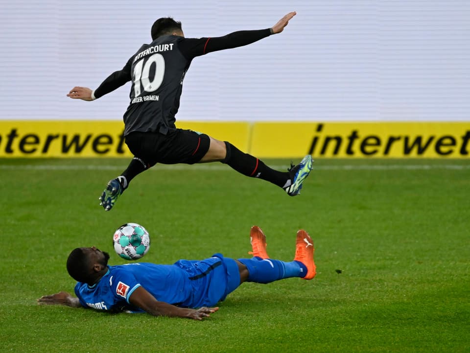 Der ehemalige YB-Spieler Kasim Adams Nuhu musste nur auf diesem Bild unten durch. Werder Bremen gelang kein Höhenflug wie hier Leonardo Bittencourt. Die Norddeutschen unterlagen Hoffenheim klar mit 0:4.