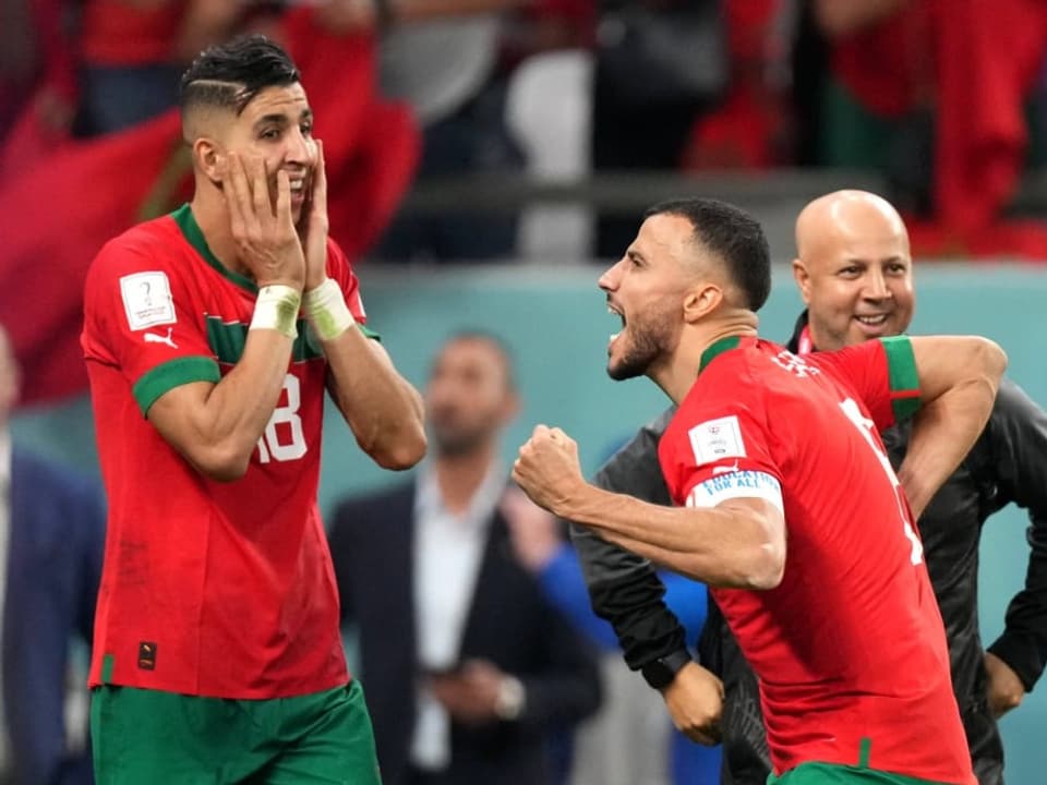 Marokko-Spieler freuen sich über den Sieg.