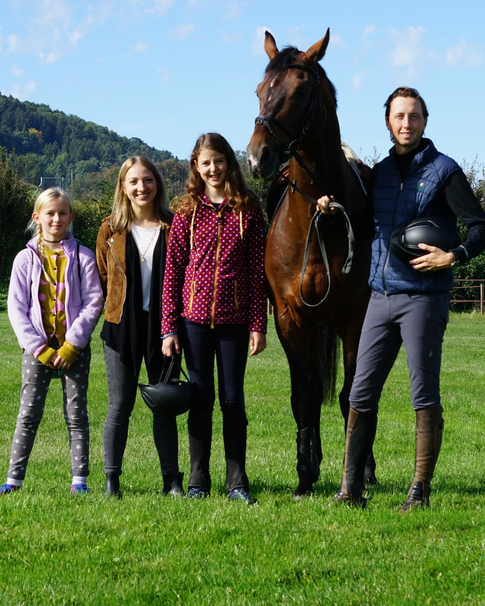 Oona, Anna, Luna, Martin Fuchs und ein Pferd auf einer Weide.