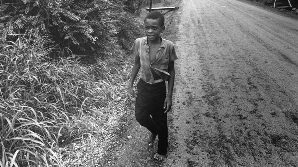 Eine Junge durchquert 1967 die Hauptstrasse von Greenville, Mississippi.
