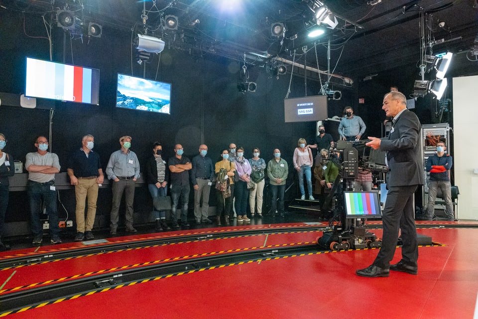 Im Studio von «Tagesschau» und «10vor10» betont Nik Kühne die Wichtigkeit von Qualitätsjournalismus in den Newssendungen