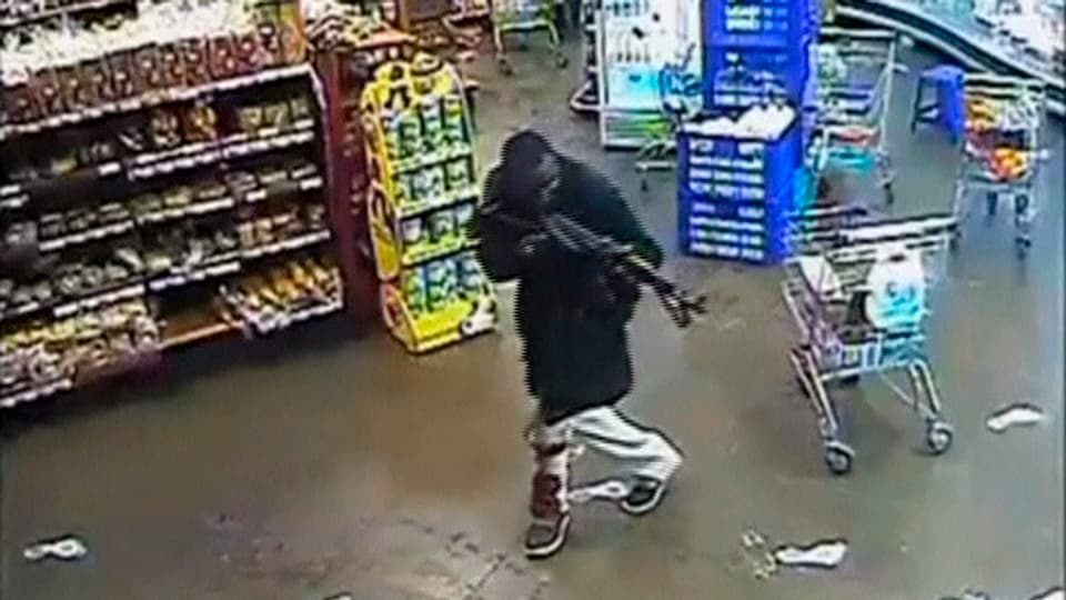 Bild einer Überwachungskamera zeigt einen Mann mit Gewehr im Einkaufszentrum