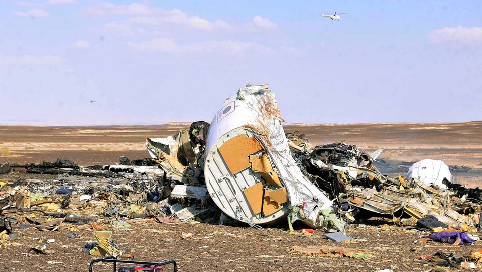 Flugzeugwrackteile liegen in der Wüste im Sinai