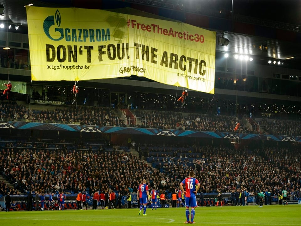 Greenpeace-Plakat «Don't foul the arctic» hängt vom Dach des St. Jakob-Stadions in Basel.