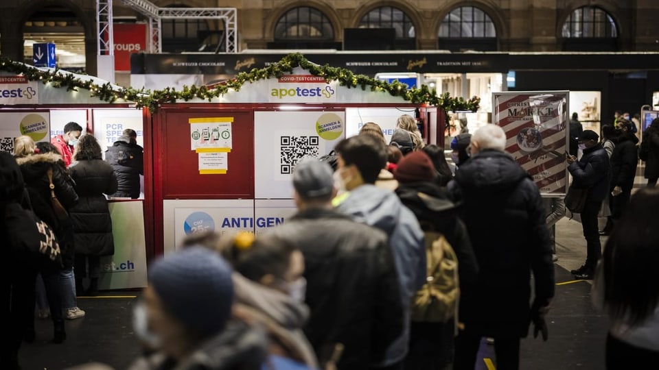 Personen stehen in Warteschlange für einen Covid-19 Coronavirus Antigen-Schnelltest oder PCR-Speicheltest im Zürcher HB.