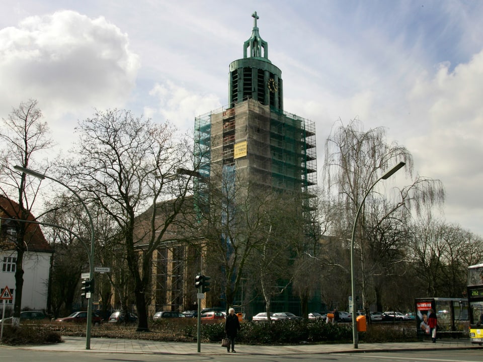 Die Sicht auf die Martin-Luther-Kirche in Berlin. 