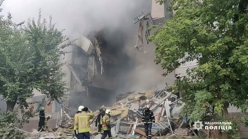 Einsatz der Feuerwehr in einem zerstörten Wohnblock im ostukrainischen Bachmut